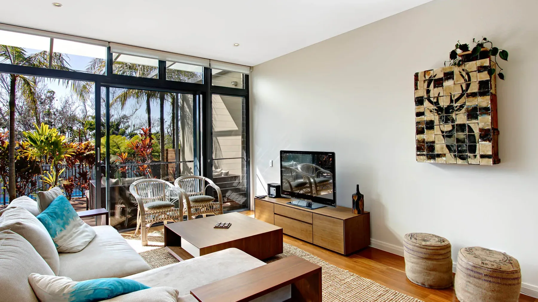 Ocean View at Kiah – near Belongil Beach with pool