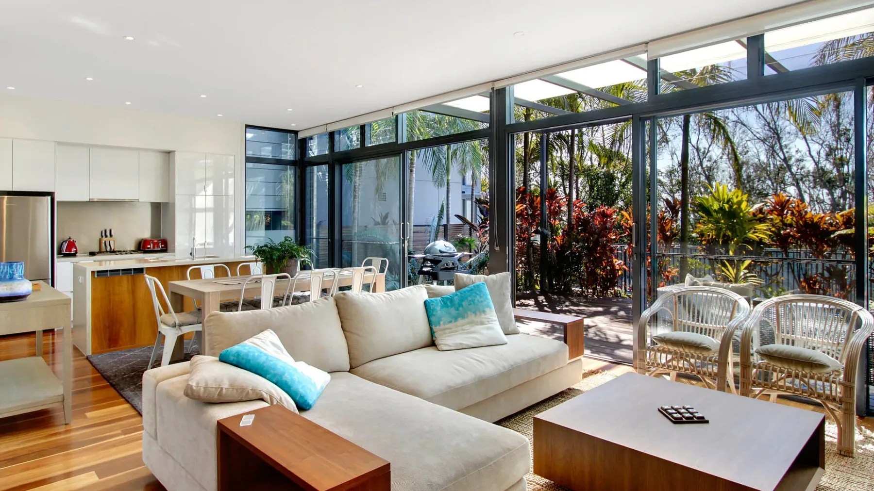 Ocean View at Kiah – near Belongil Beach with pool