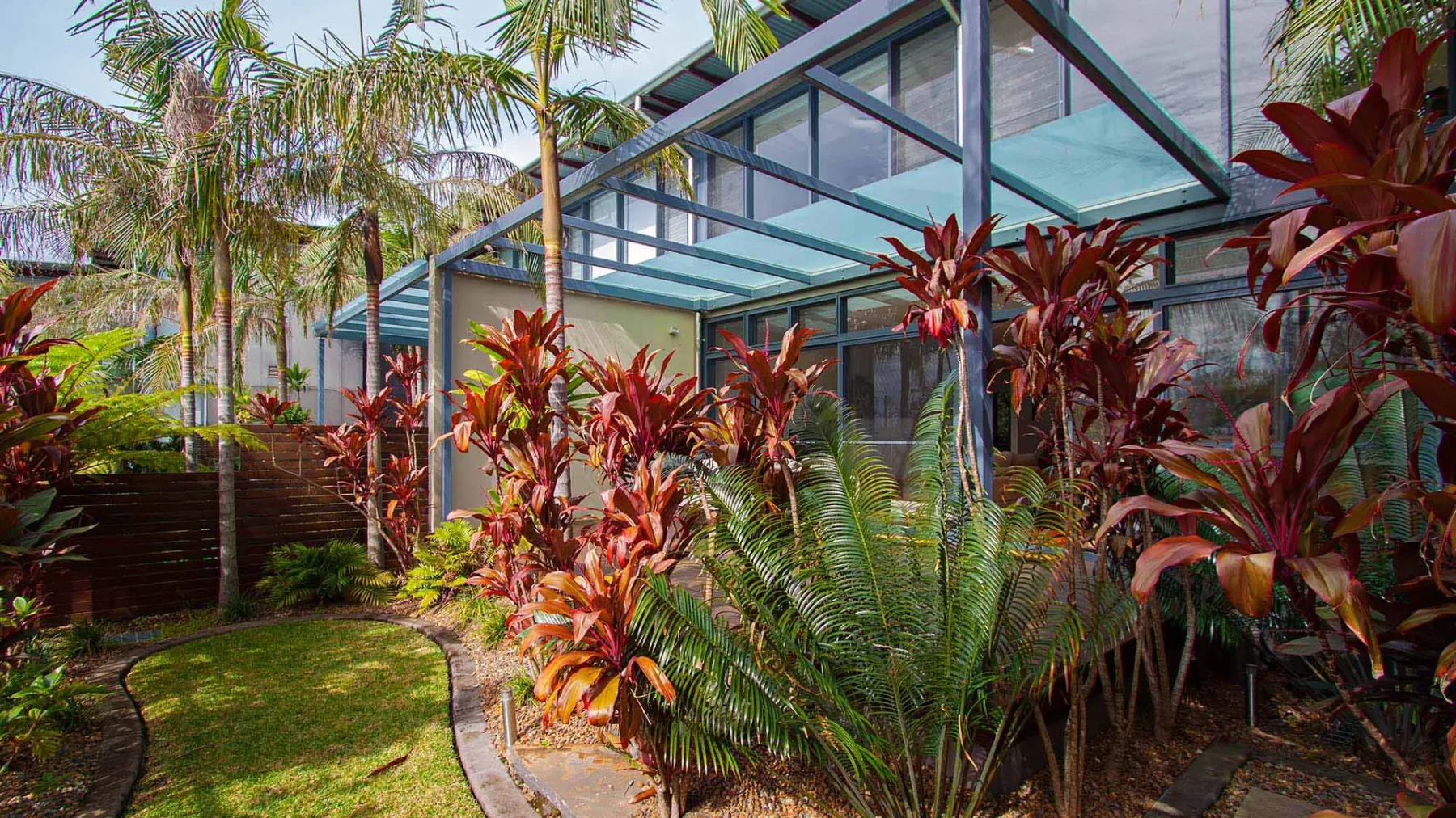 Ocean View at Kiah – near Belongil Beach with pool