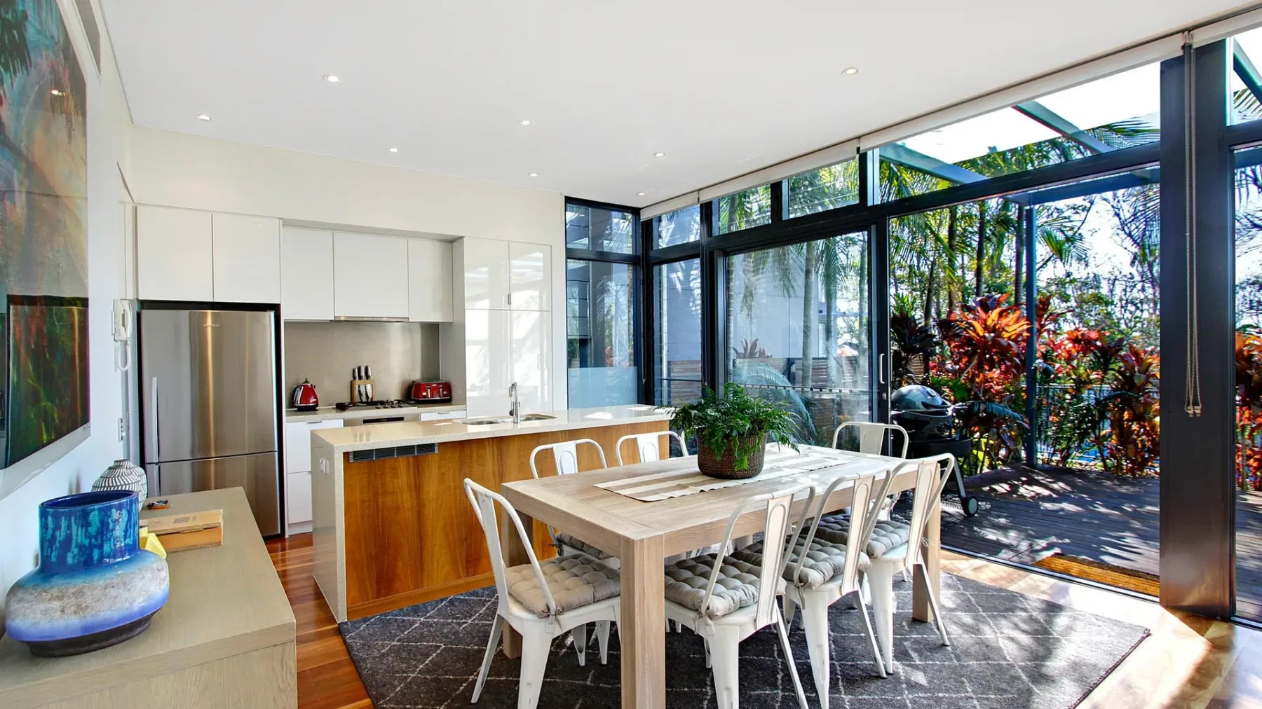 Ocean View at Kiah – near Belongil Beach with pool