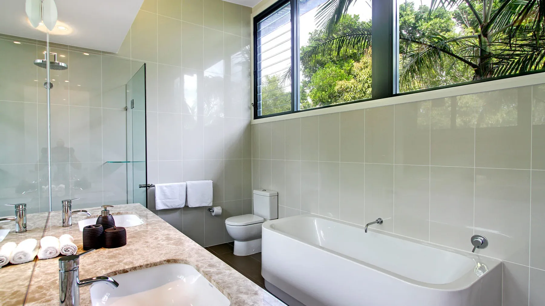 Ocean View at Kiah – near Belongil Beach with pool
