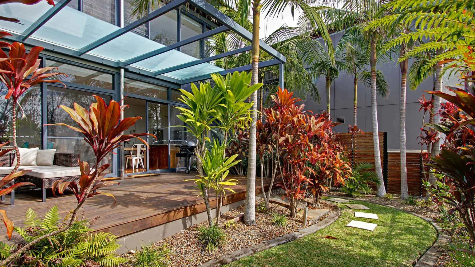 Ocean View at Kiah – near Belongil Beach with pool