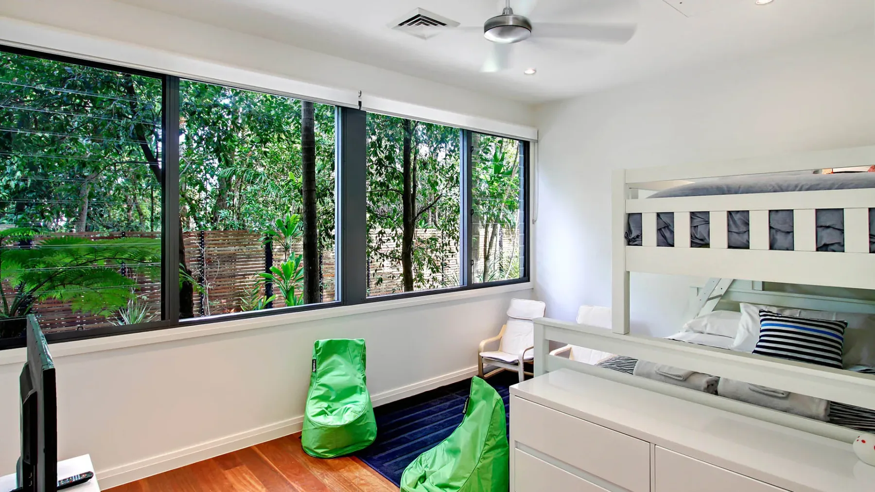 Ocean View at Kiah – near Belongil Beach with pool