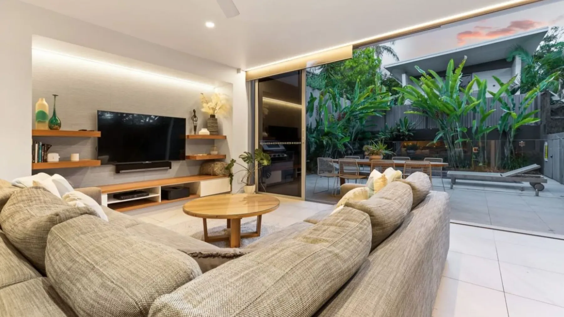 Kokos Beach House 1 – beachside luxury with pool