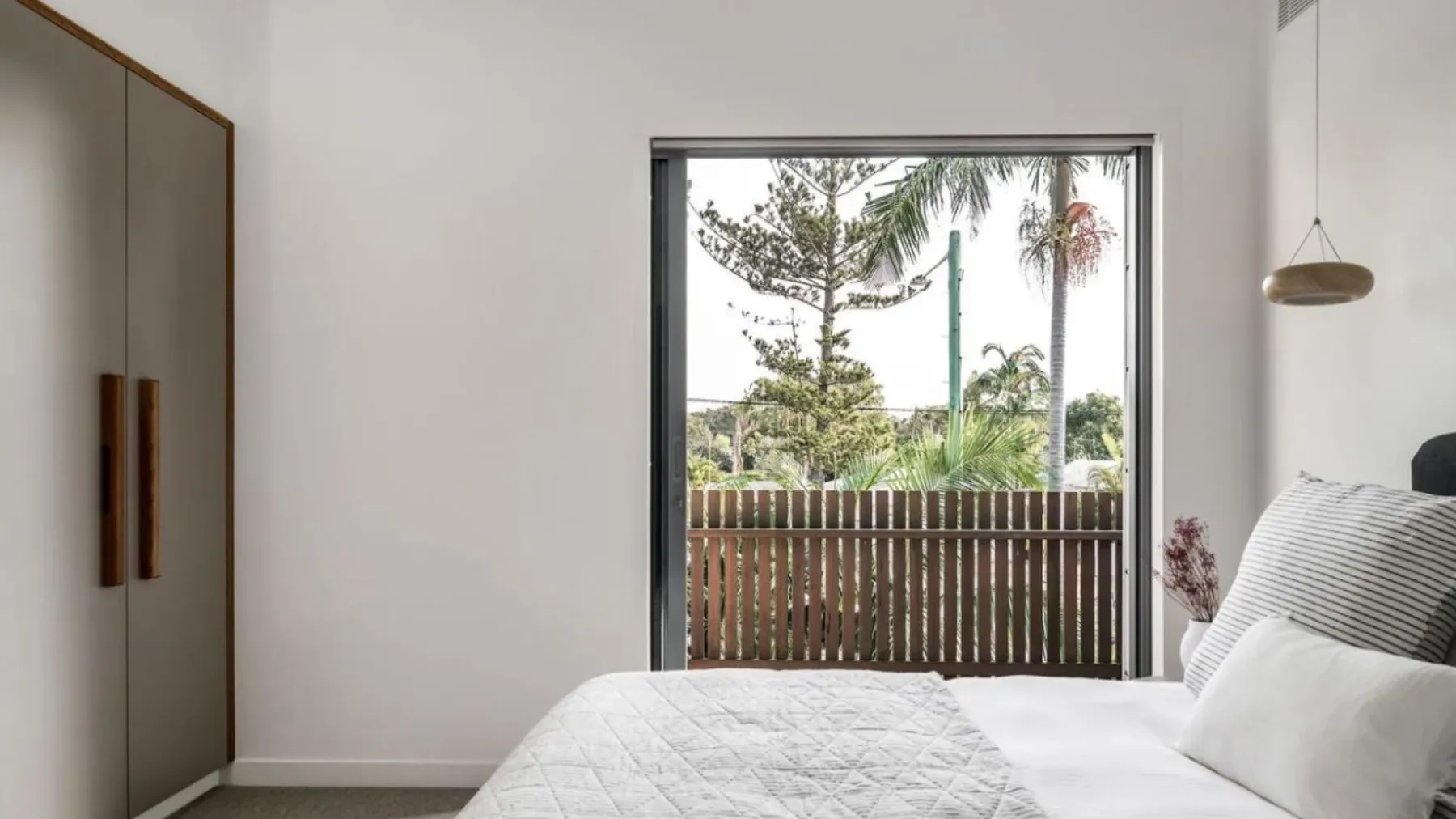 Kokos Beach House 1 – beachside luxury with pool