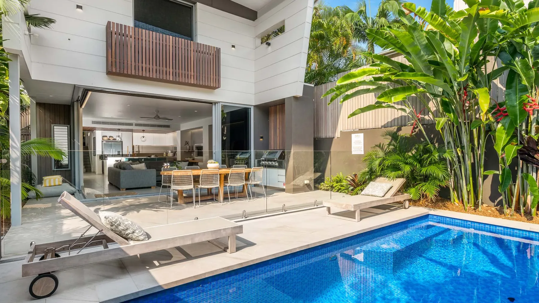 Kokos Beach House 1 – beachside luxury with pool