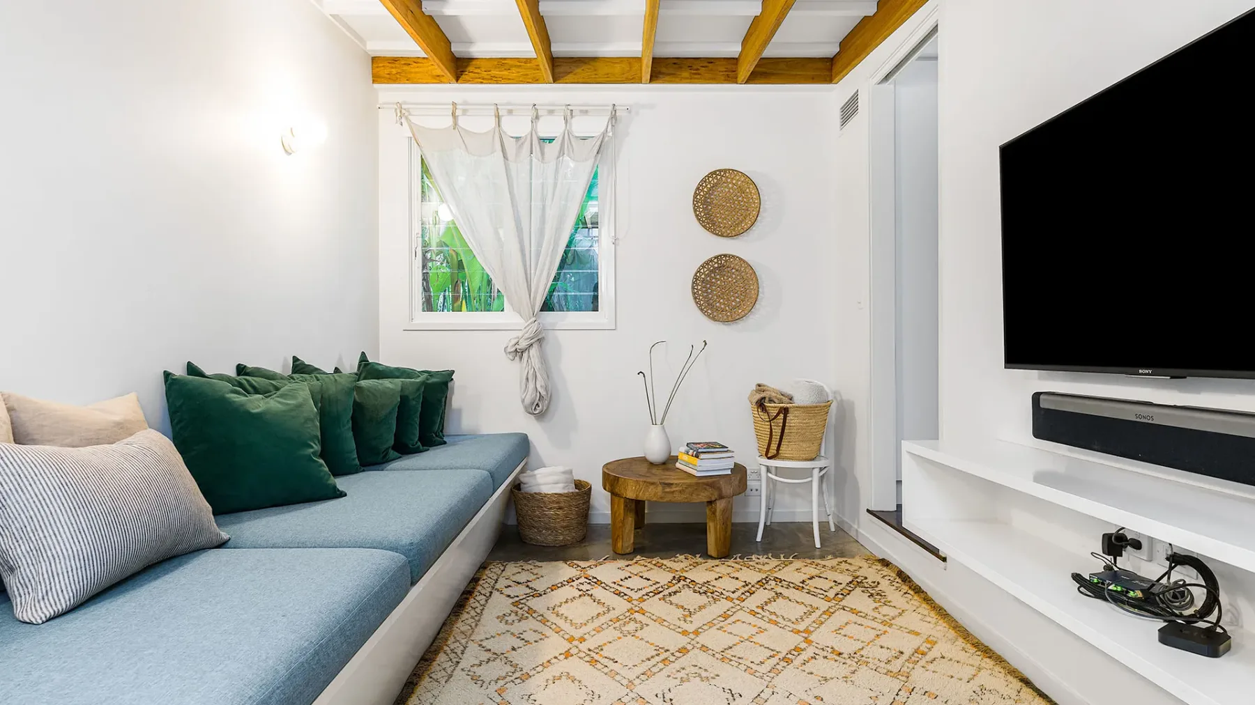 The Chalet – designer 3 BR retreat with pool