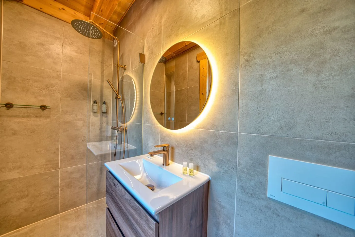 Apartment Seven A