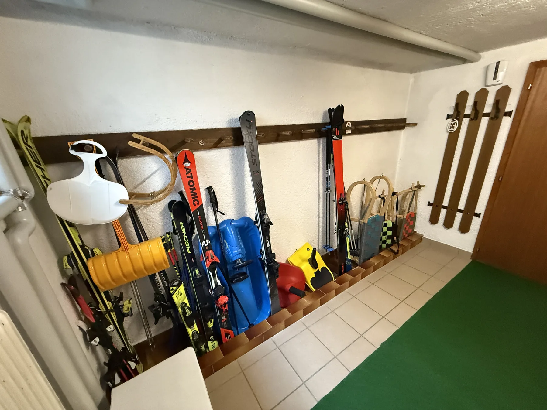 Zona común: Una zona para guardar esquís, bastones y otros equipos de deportes de invierno.
