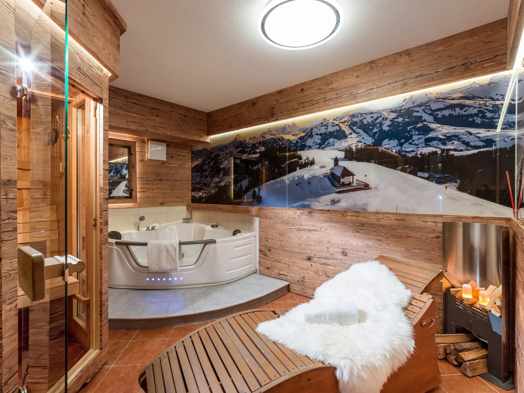 Un spa revestido de madera tiene una bañera de hidromasaje en esquina y una estufa de piedra caliente.