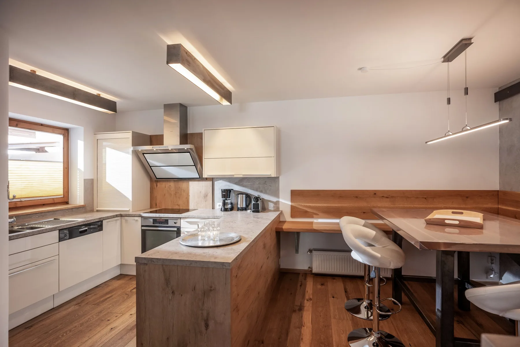 Una cocina moderna con una isla central y una barra para comer.