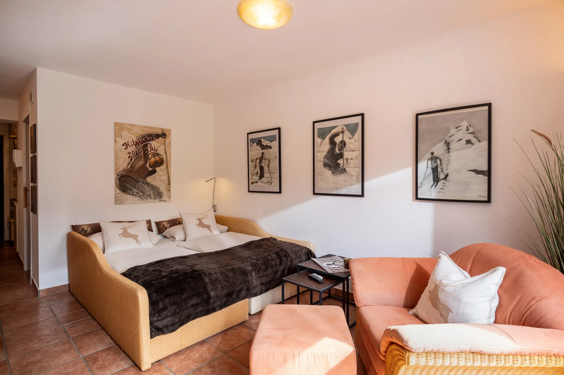 Un dormitorio con una cama doble y una zona de estar color melocotón.
