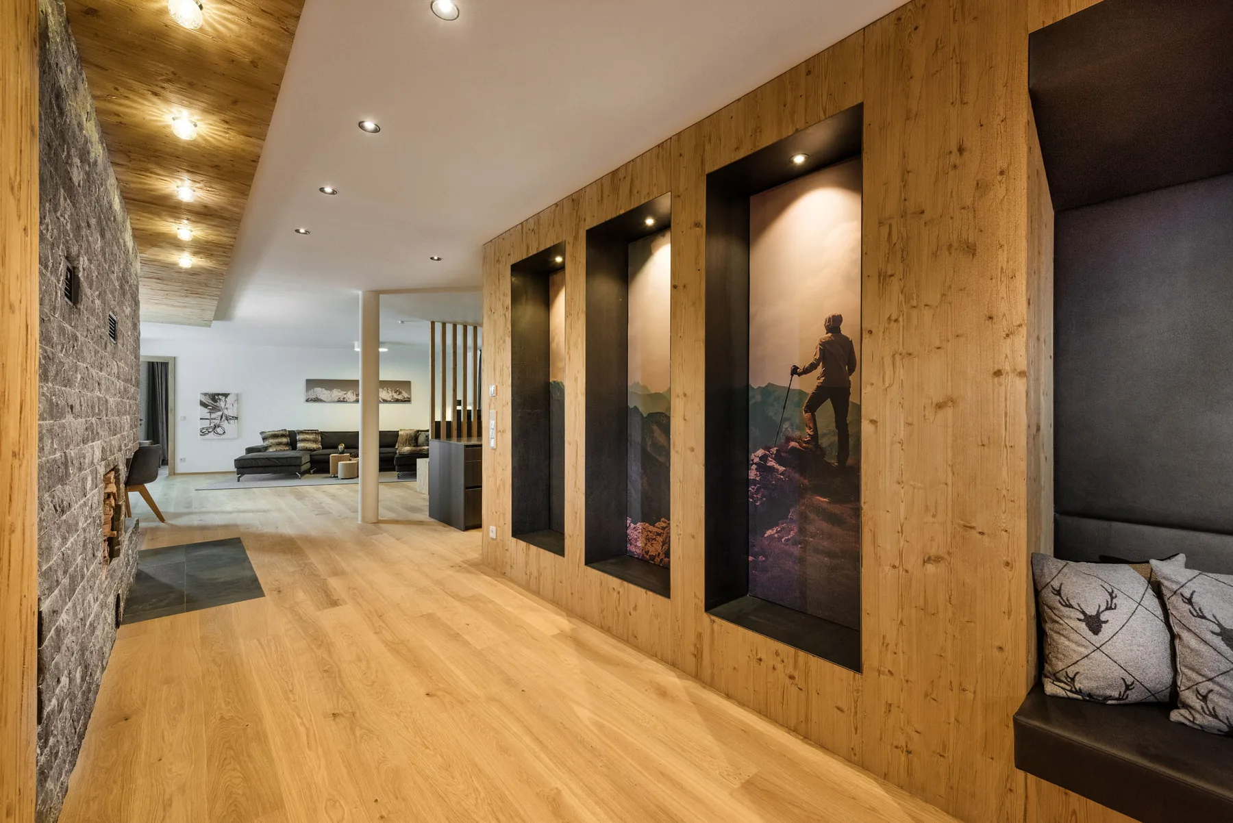 Un pasillo interior revestido de madera se abre a una sala con asientos.