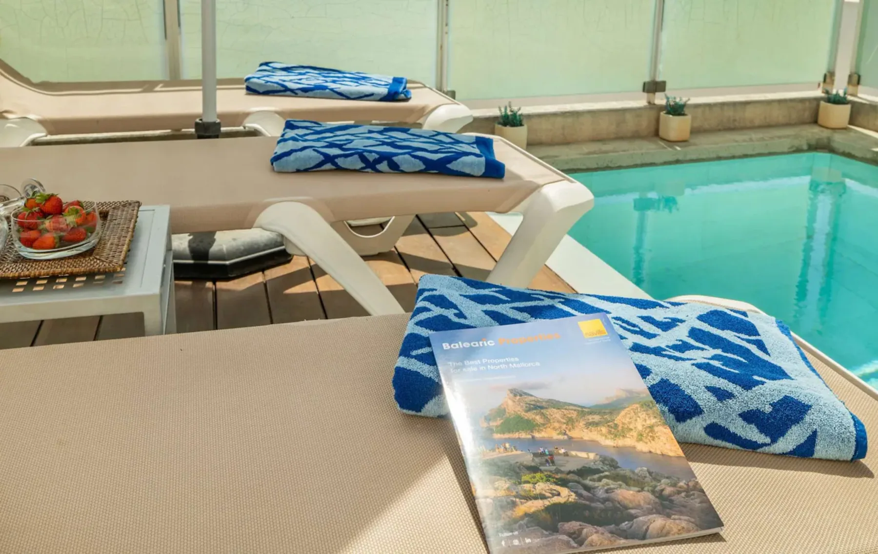 Las tumbonas junto a la piscina turquesa.