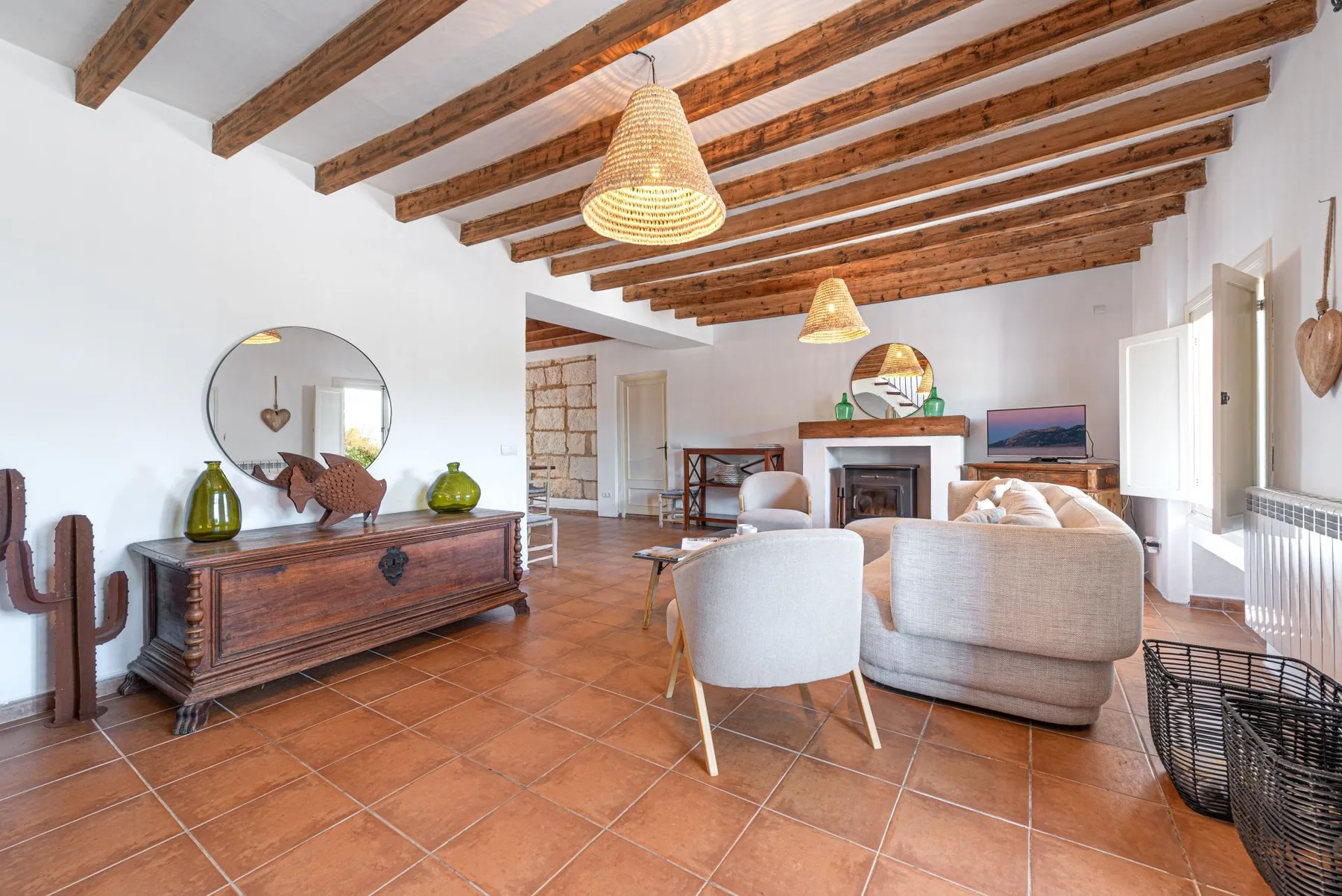 Una sala de estar con asientos dispuestos alrededor de una chimenea y un televisor.