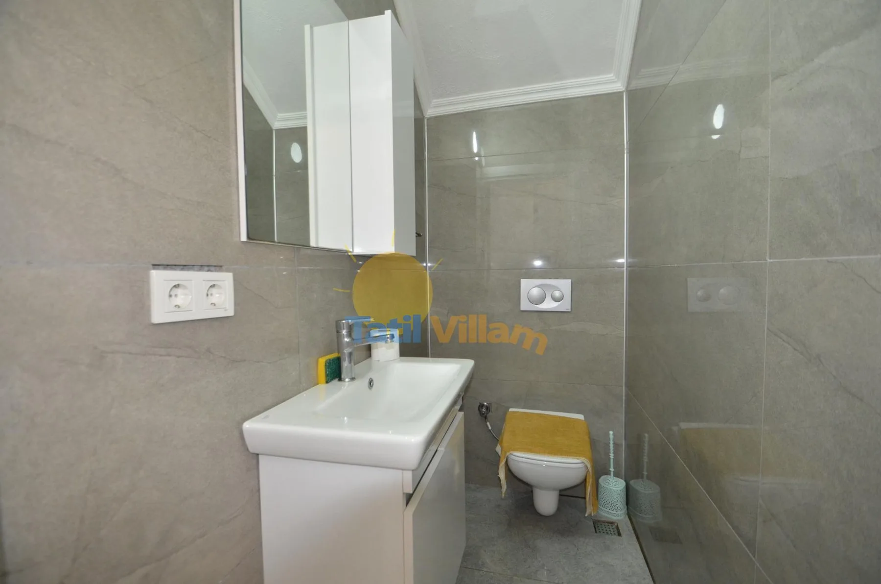 Un baño revestido de azulejos con lavabo, armario con espejo, inodoro y ducha.