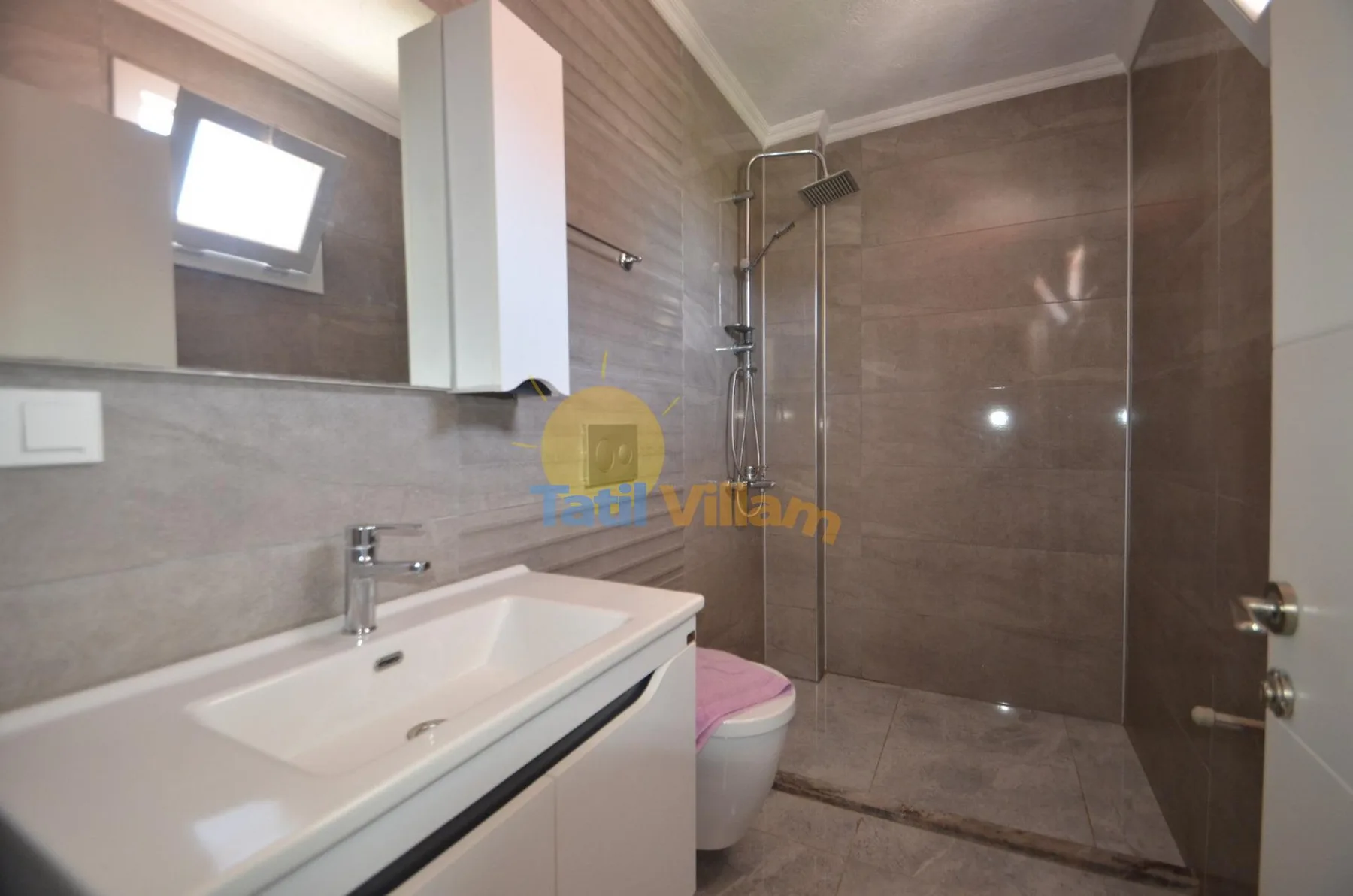 Un baño con lavabo, espejo y zona de ducha.