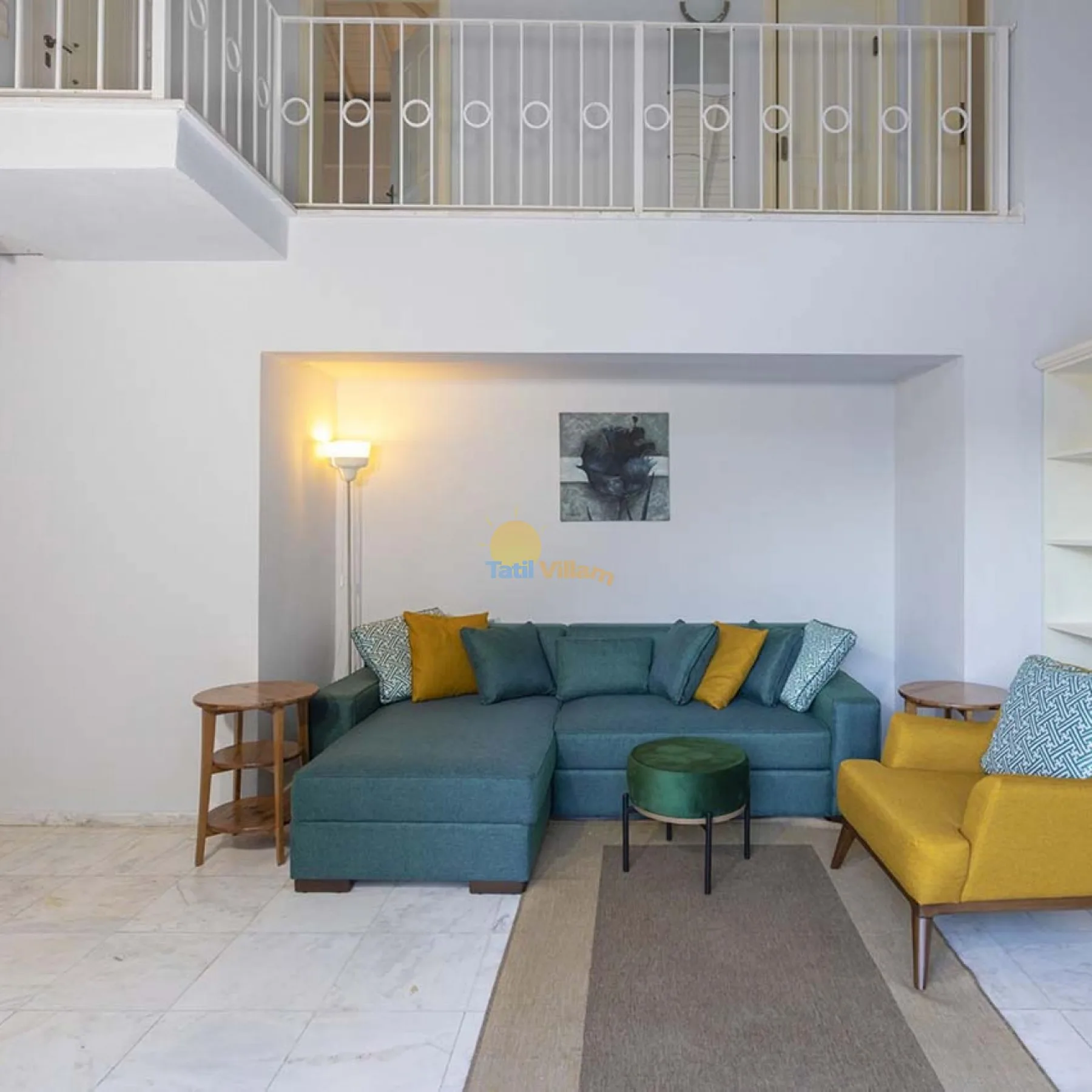 Una sala de estar con asientos azules, un sillón amarillo y una alfombra.