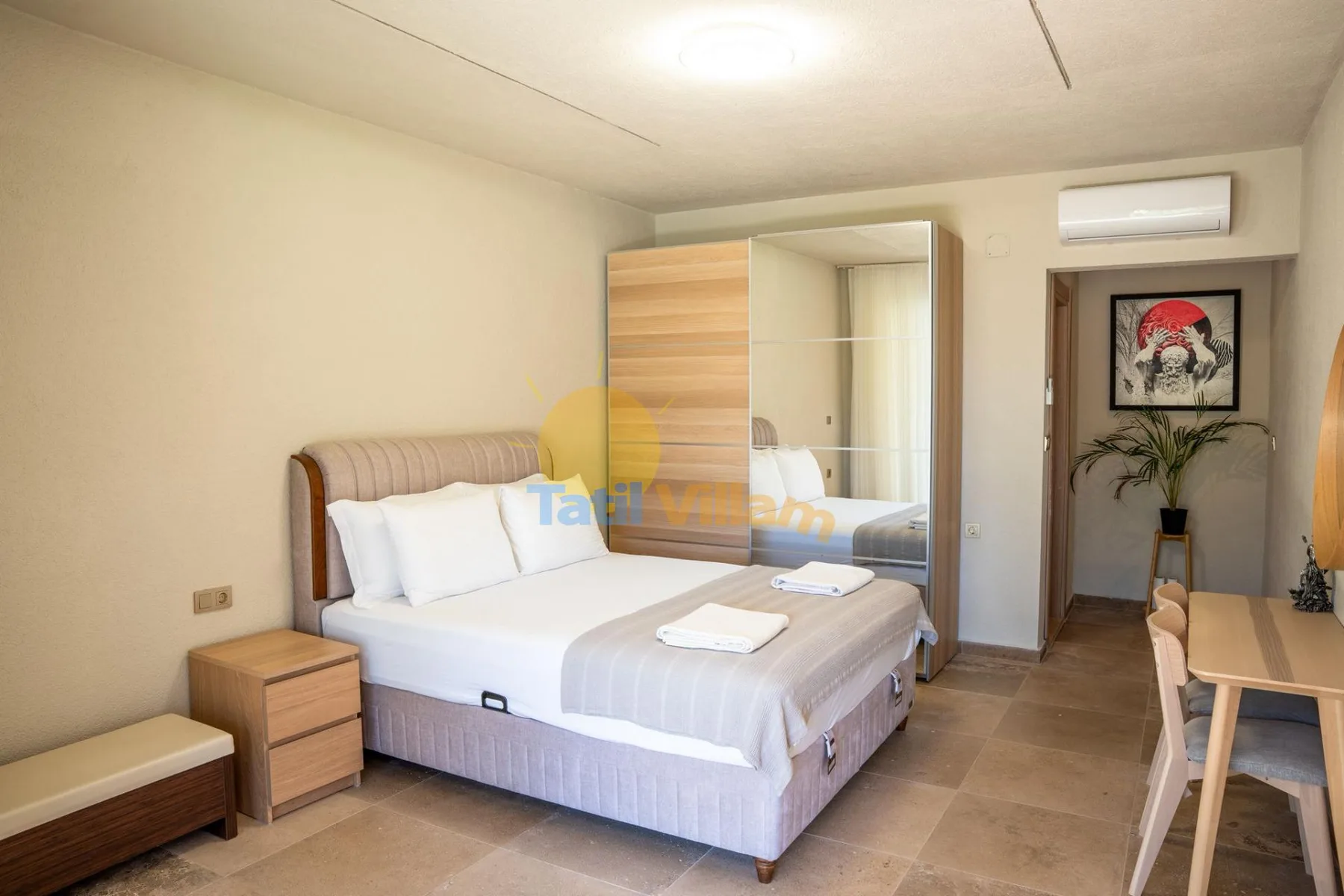 Un dormitorio con cama doble, mesita de noche y armario con espejo.