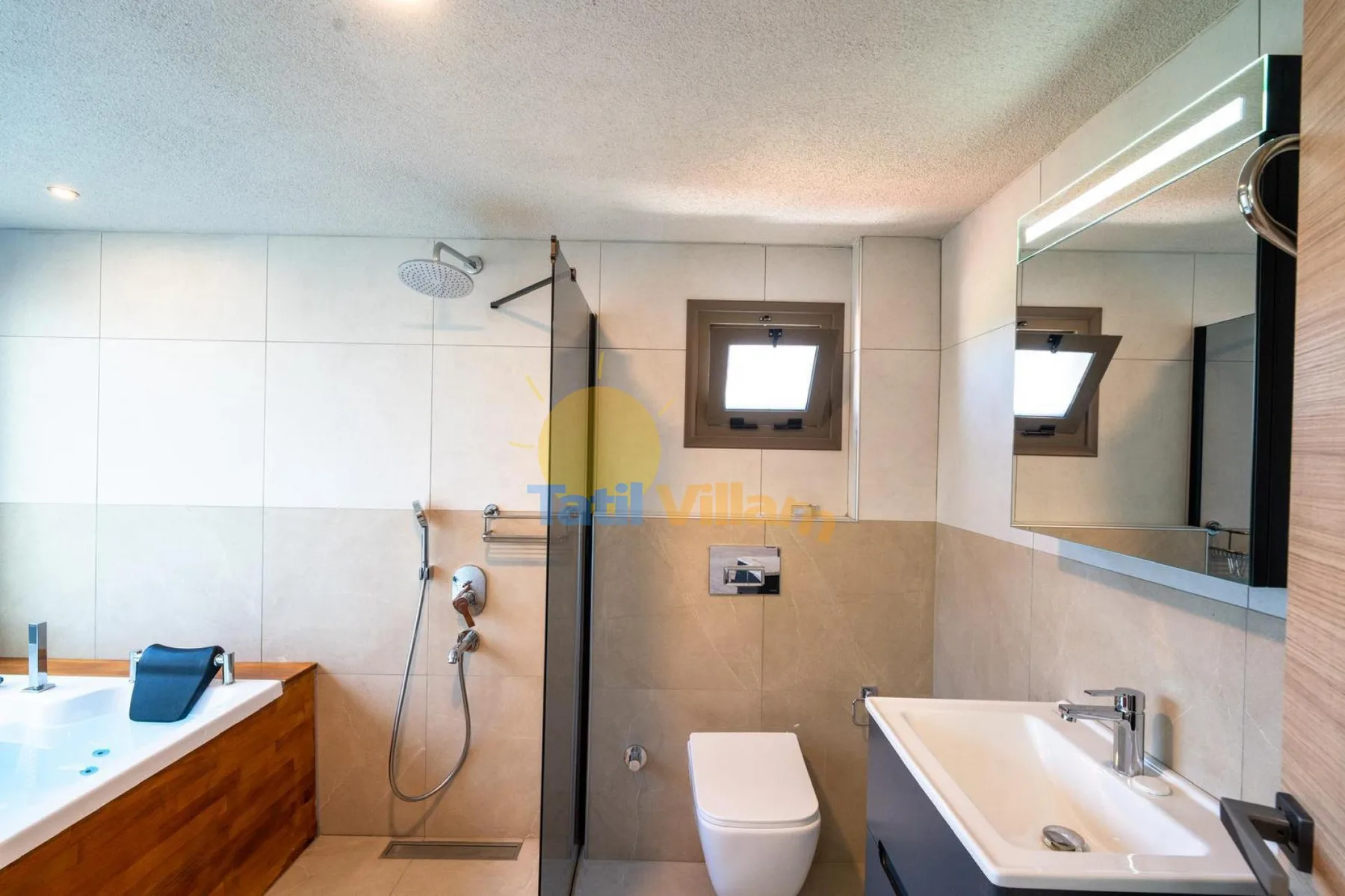 Un baño moderno con ducha, inodoro y bañera.