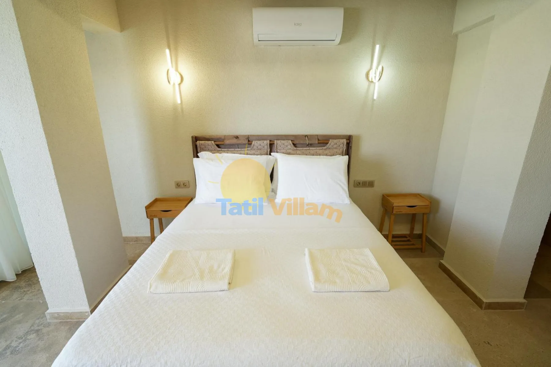 Un dormitorio con una cama bien hecha y un aire acondicionado en la pared.