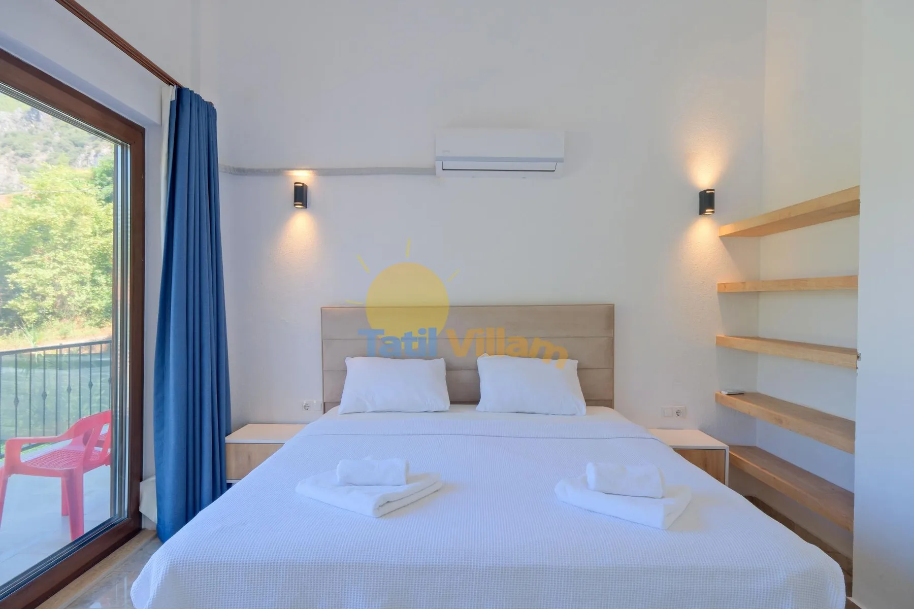 Un dormitorio luminoso con una cama bien arreglada y una gran puerta de vidrio.