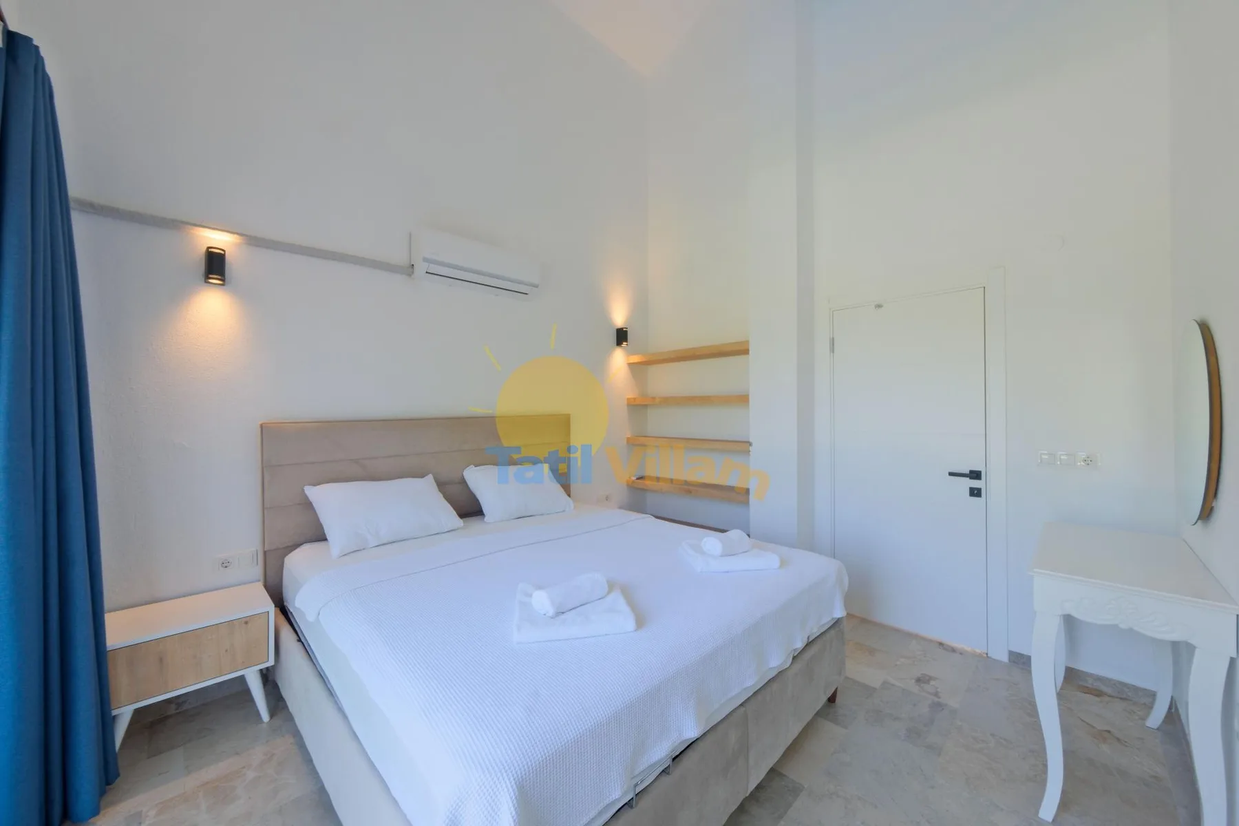Dormitorio con una cama doble, una mesita de noche y estantes de pared.
