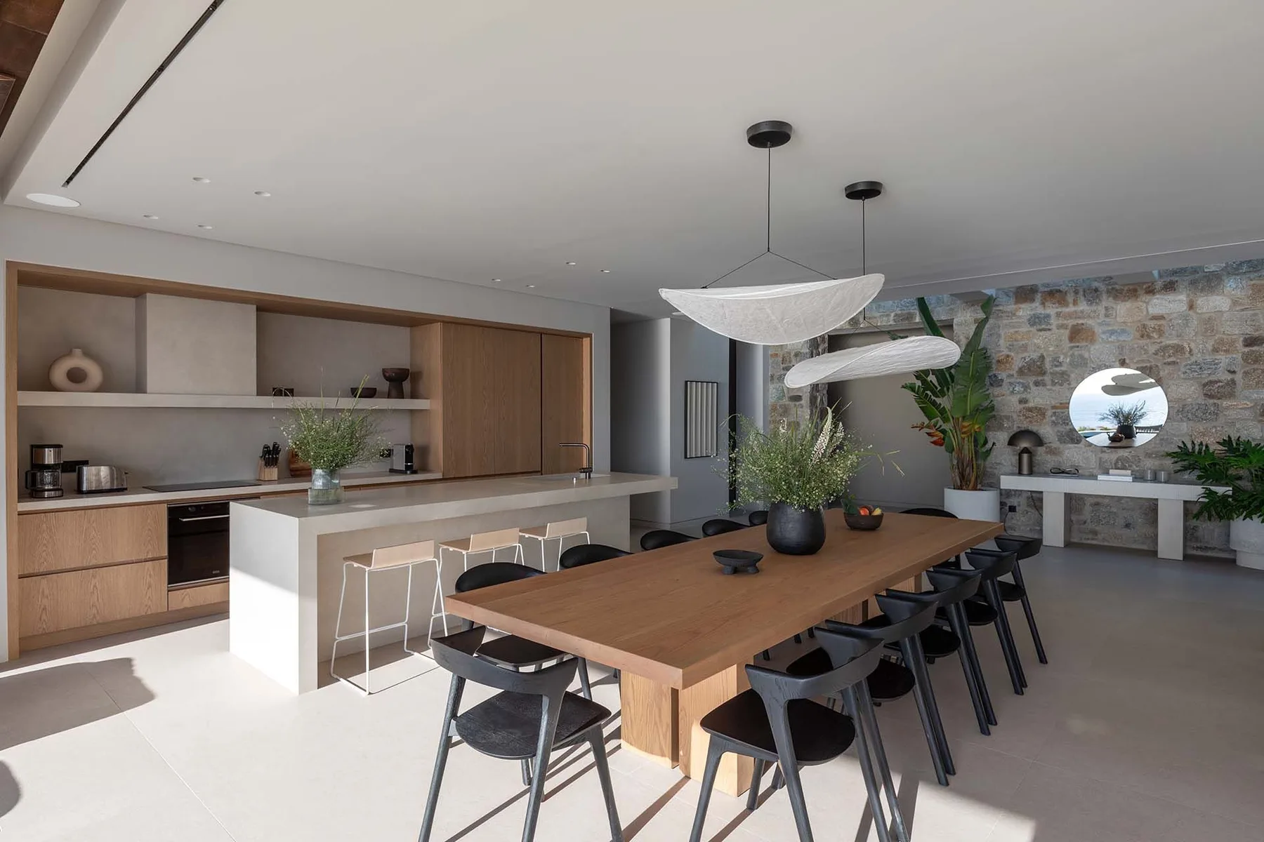 Un comedor con una mesa larga de madera y estanterías empotradas junto a la pared.