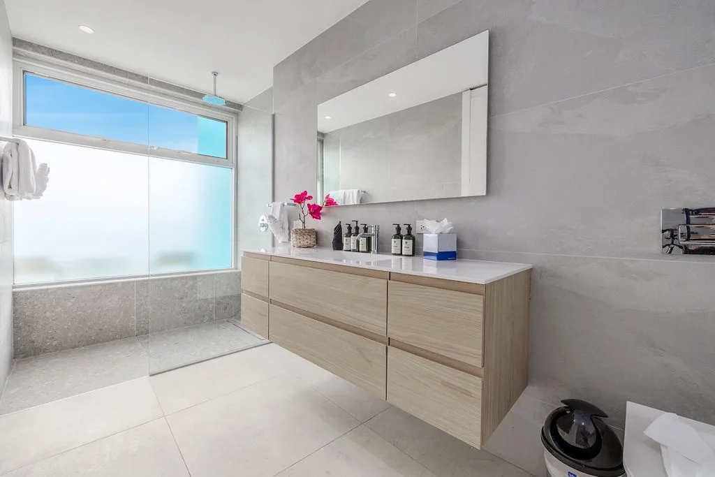 A360.E61- Elegant 3BR Suite with Private Terrace Near Eagle Beach