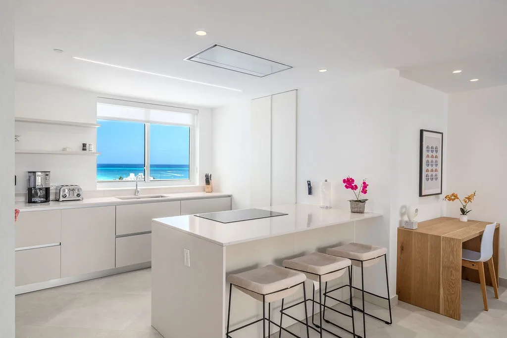 A360.E61- Elegant 3BR Suite with Private Terrace Near Eagle Beach