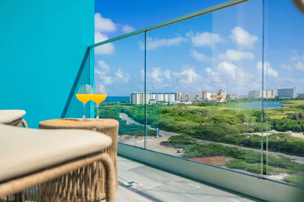A360.E61- Elegant 3BR Suite with Private Terrace Near Eagle Beach