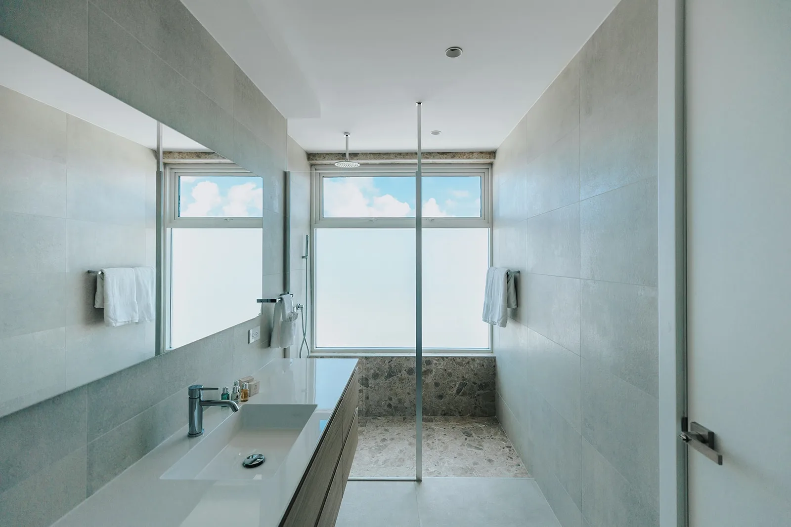 A360.E42 - Chic 3BR Escape Near the Sand, Best Location