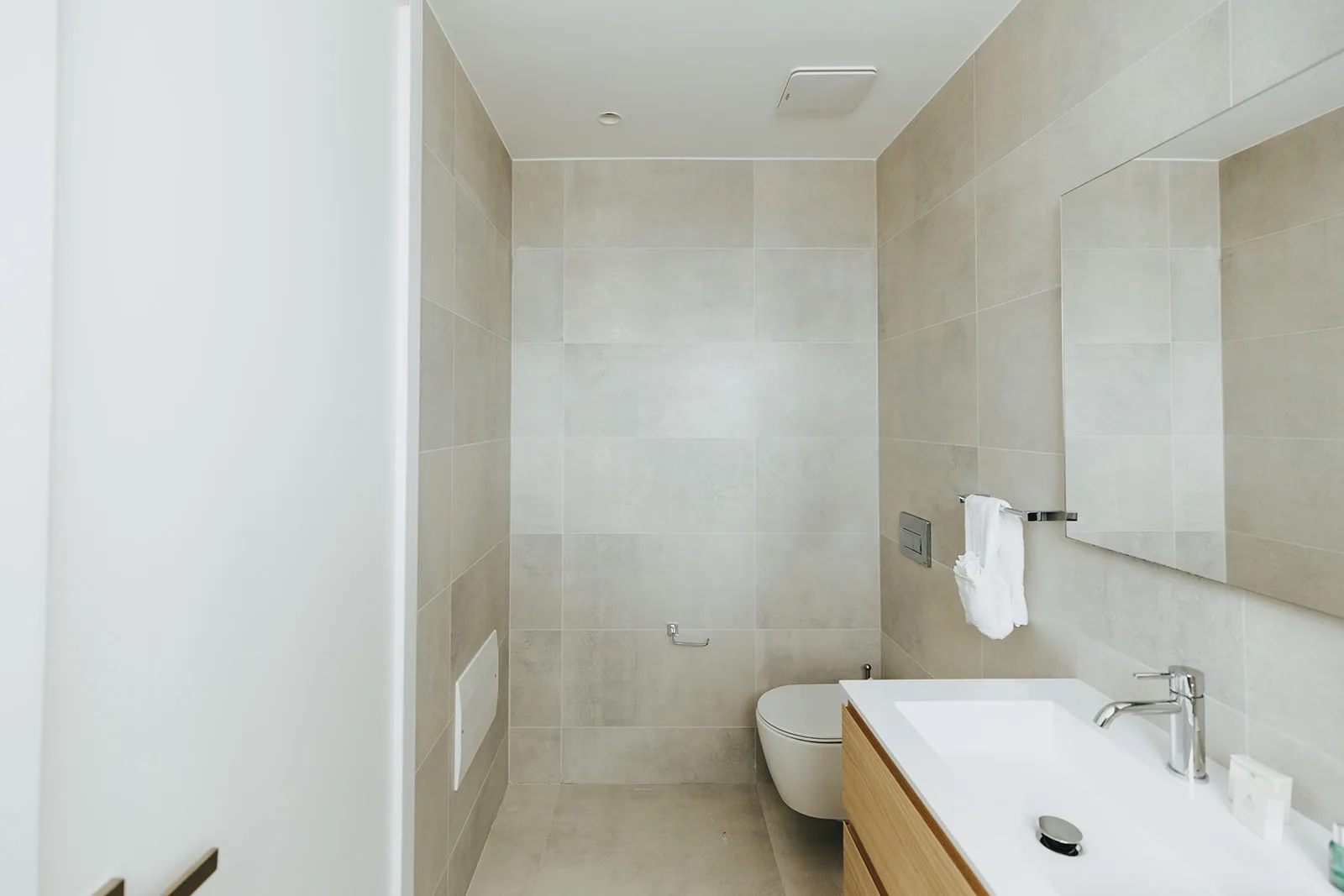 A360.E42 - Chic 3BR Escape Near the Sand, Best Location