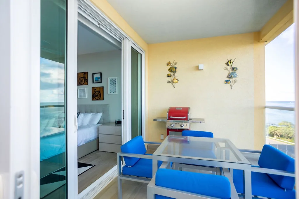 2BS-Blue636 - Ultramodern Beach condo with an accent red energy