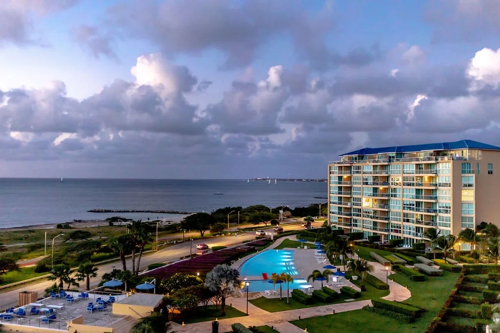 2BS-Blue636 - Ultramodern Beach condo with an accent red energy