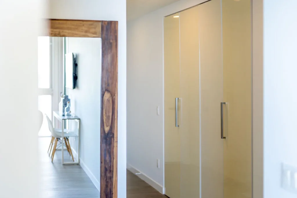 2BS-Blue636 - Ultramodern Beach condo with an accent red energy