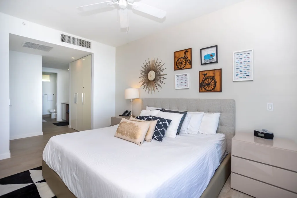 2BS-Blue636 - Ultramodern Beach condo with an accent red energy