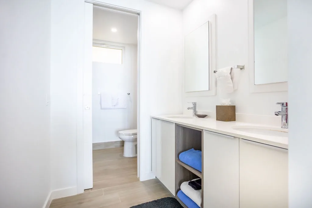 2BS-Blue636 - Ultramodern Beach condo with an accent red energy
