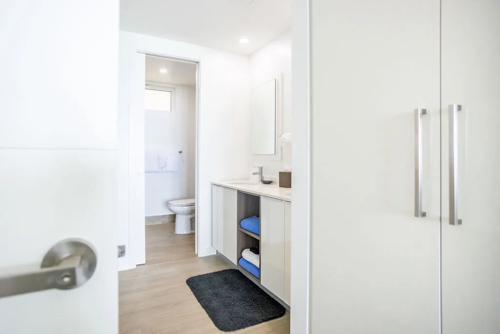 2BS-Blue636 - Ultramodern Beach condo with an accent red energy