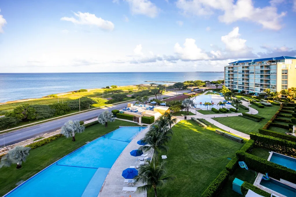 2BS-Blue636 - Ultramodern Beach condo with an accent red energy