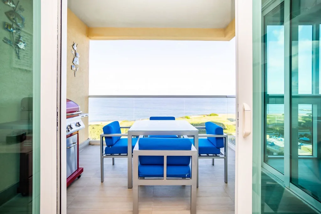 2BS-Blue636 - Ultramodern Beach condo with an accent red energy
