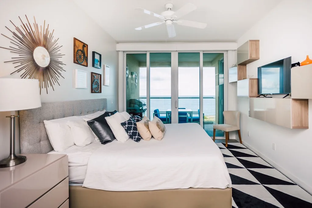 2BS-Blue636 - Ultramodern Beach condo with an accent red energy