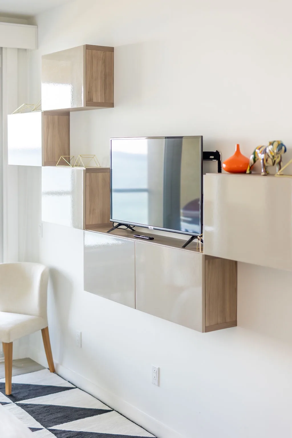 2BS-Blue636 - Ultramodern Beach condo with an accent red energy