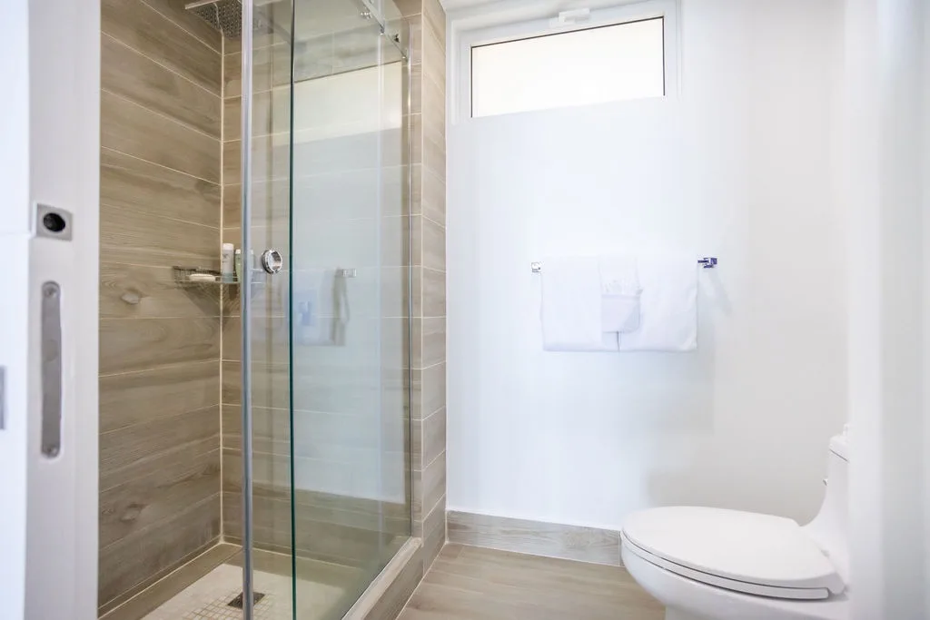 2BS-Blue636 - Ultramodern Beach condo with an accent red energy