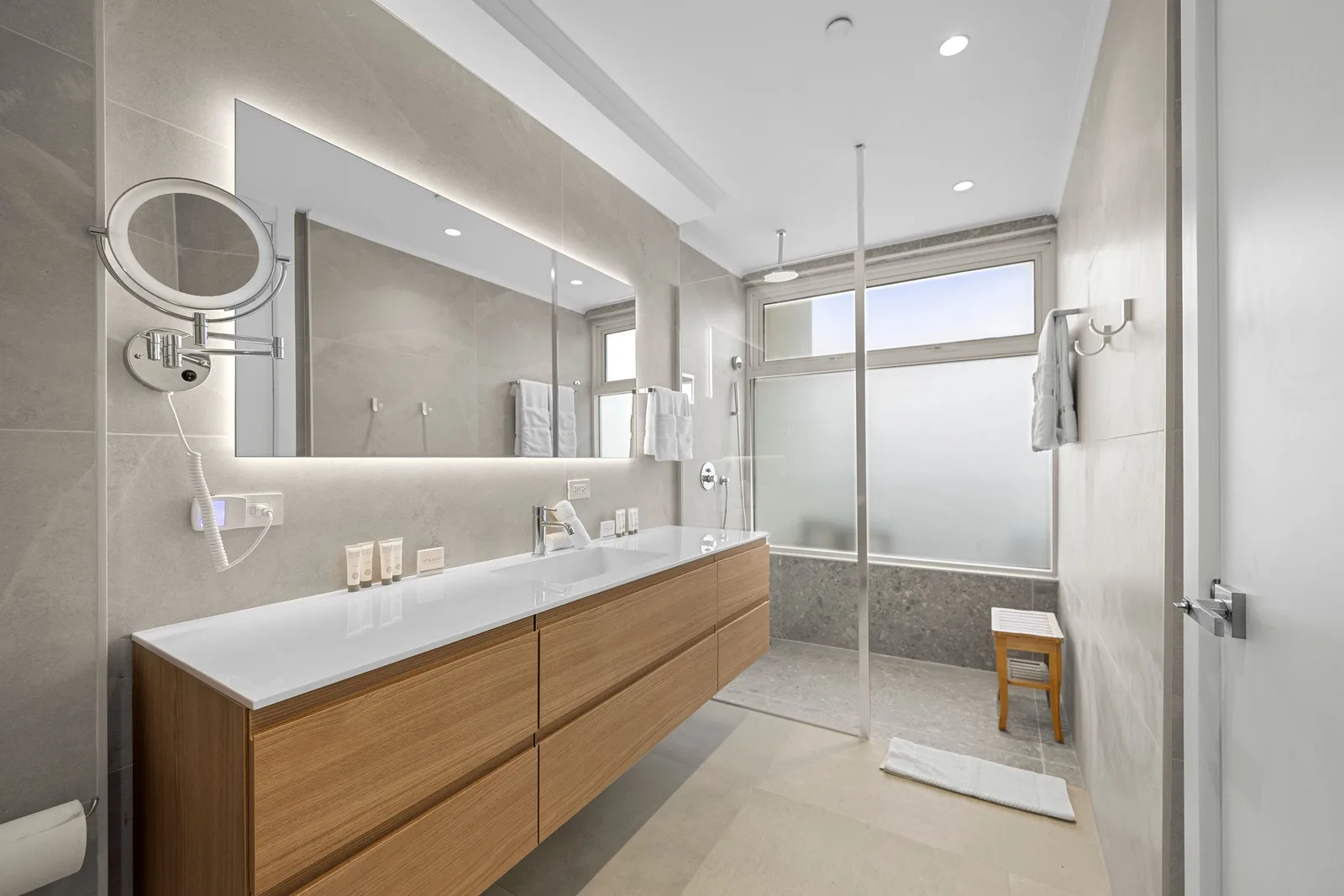 A360.E52 - Luxury Coastal Condo with Panoramic Views of Aruba