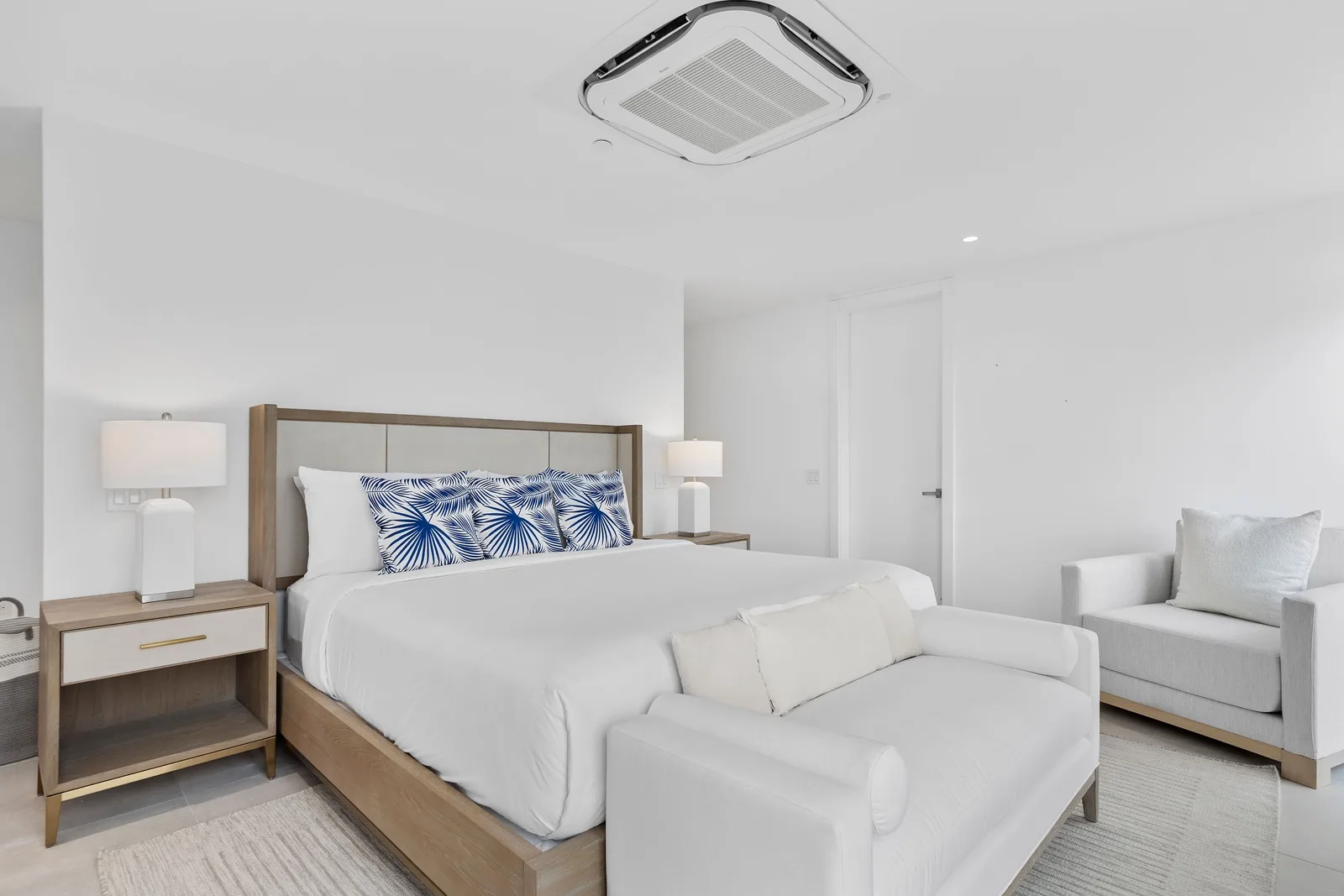 A360.E52 - Luxury Coastal Condo with Panoramic Views of Aruba