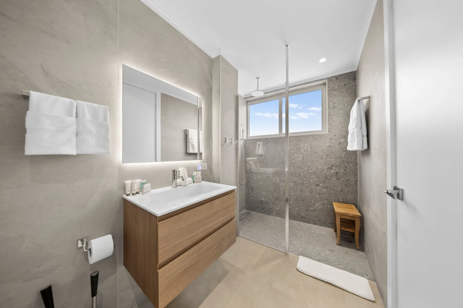 A360.E52 - Luxury Coastal Condo with Panoramic Views of Aruba