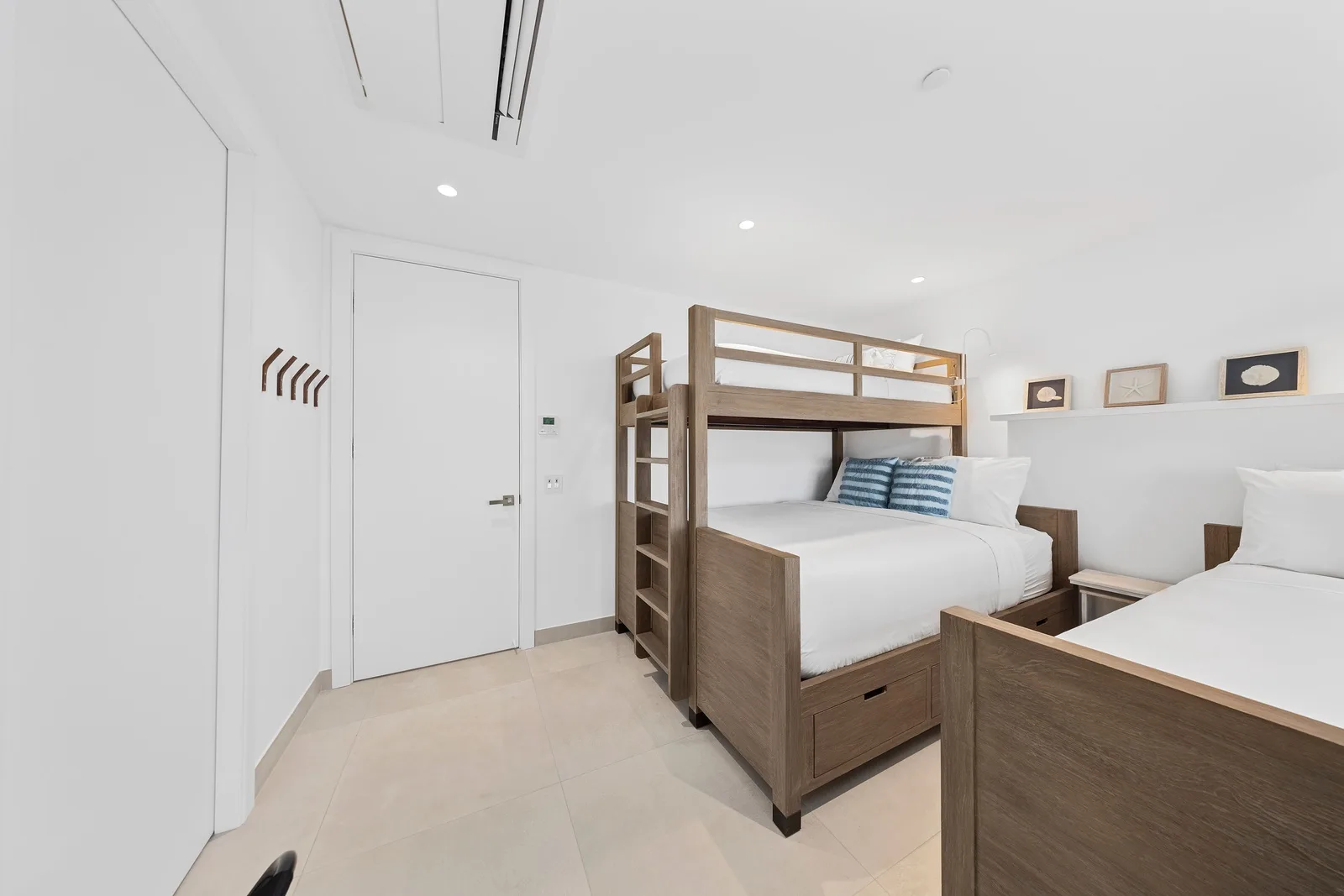 A360.E52 - Luxury Coastal Condo with Panoramic Views of Aruba