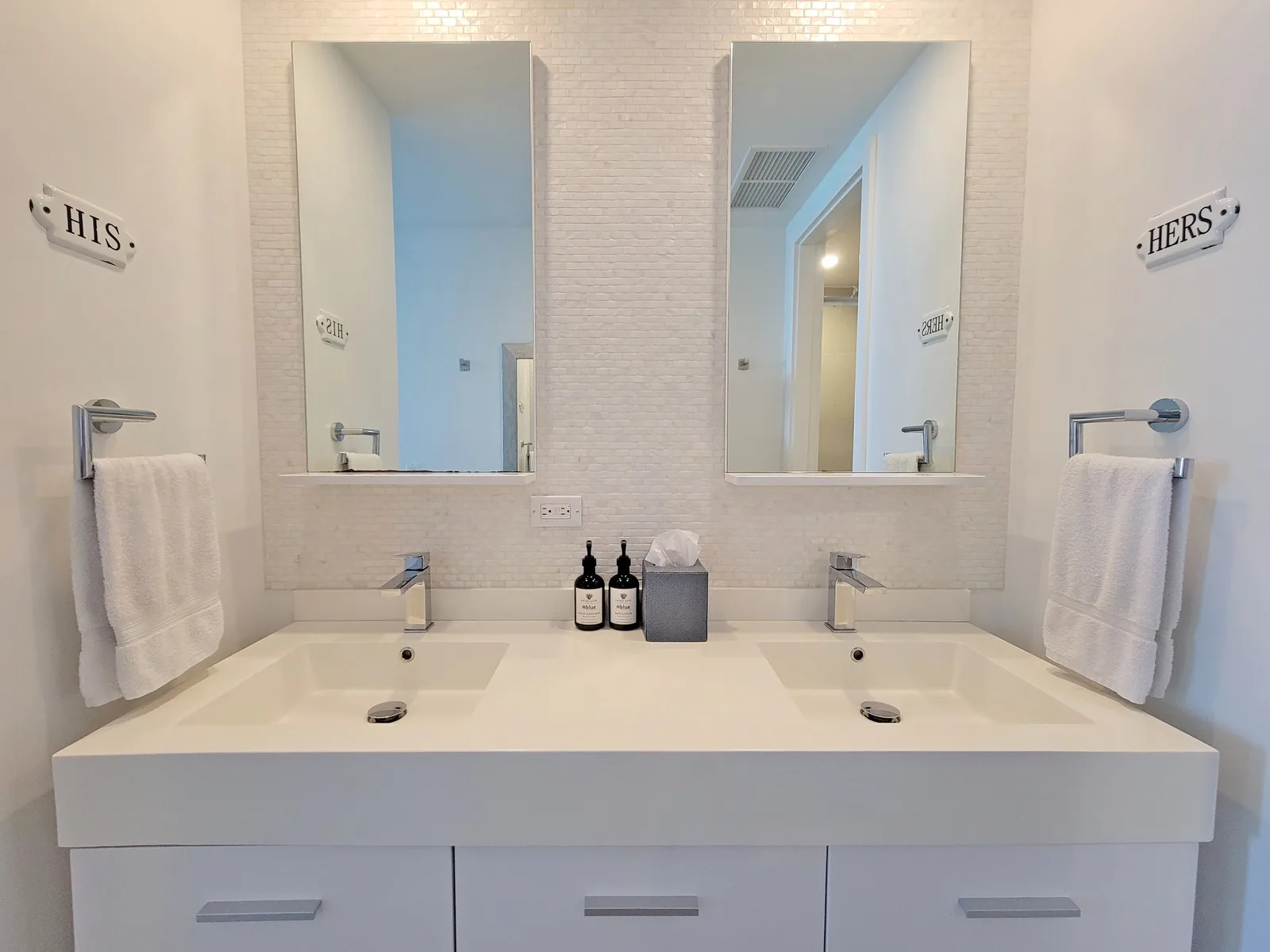 2BS-Azure623 - Author’s Beach Chic Ocean View Condo