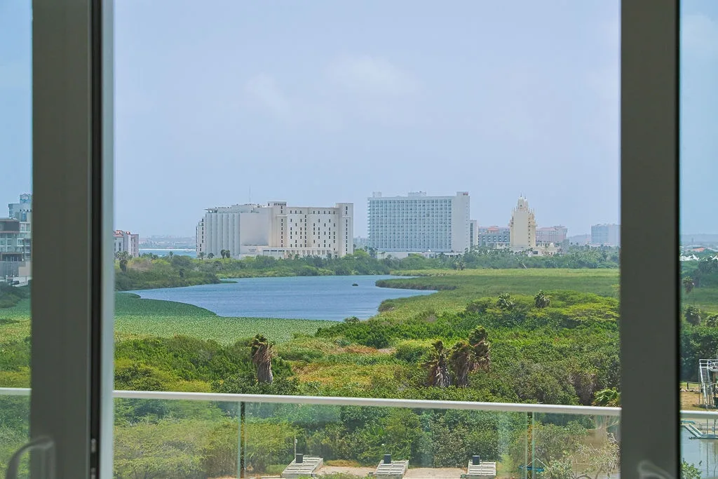 A360.E62- Luxury 3BR Suite with Terrace Near Eagle Beach